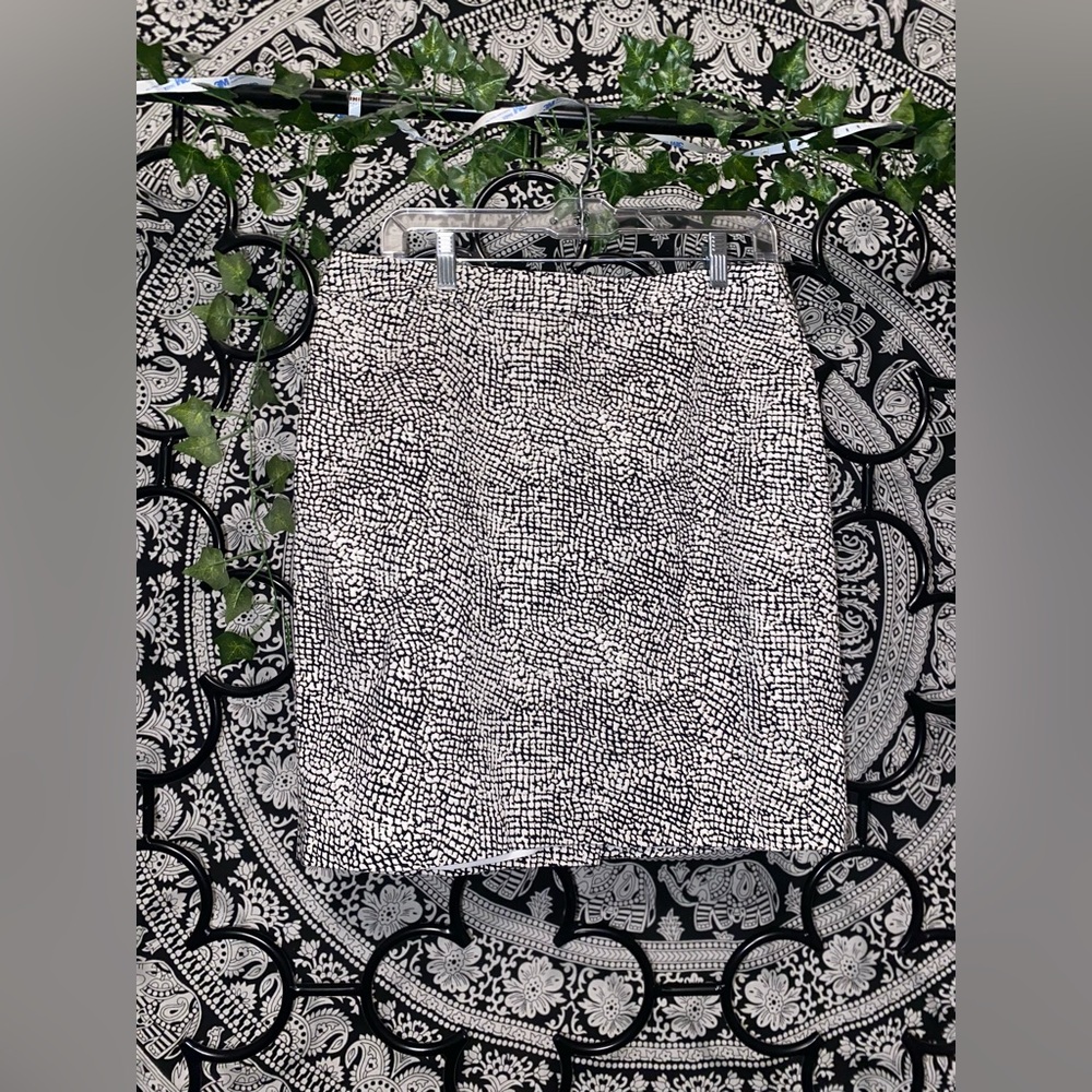 Black and white Banana Republic women’s mini pencil skirt